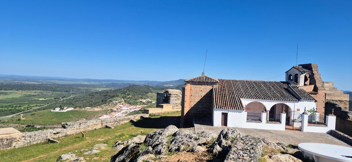 Ermita de la Virgen de Ara en la etapa 2 del Beturia Gravel