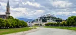 Salzburgo, cuna de Mozart, enamora con su imponente fortaleza medieval, su arquitectura barroca y su gran cultura musical.