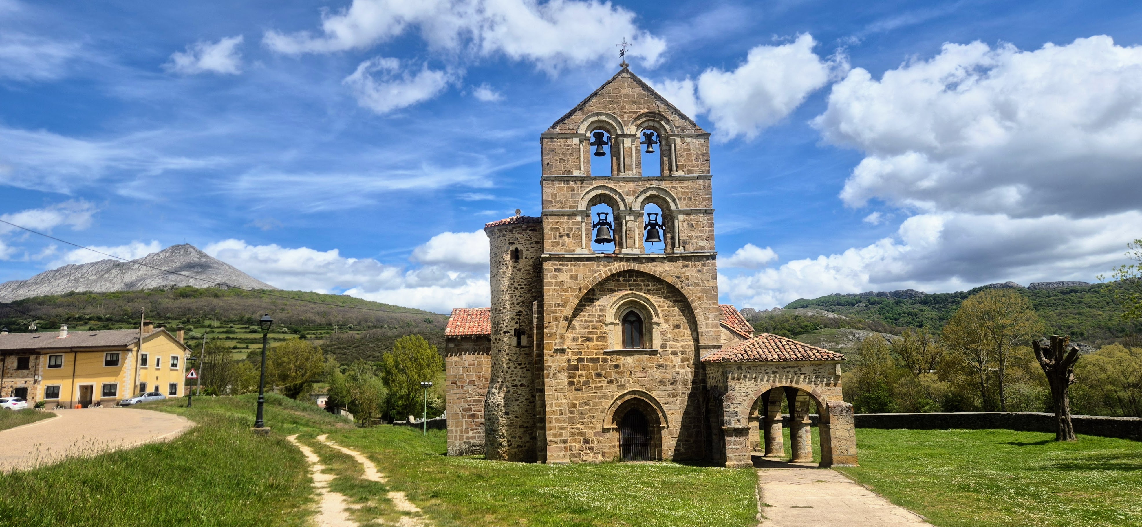 Colegiata románica de San Salvador de Cantamuda, espadaña para cuatro campanas