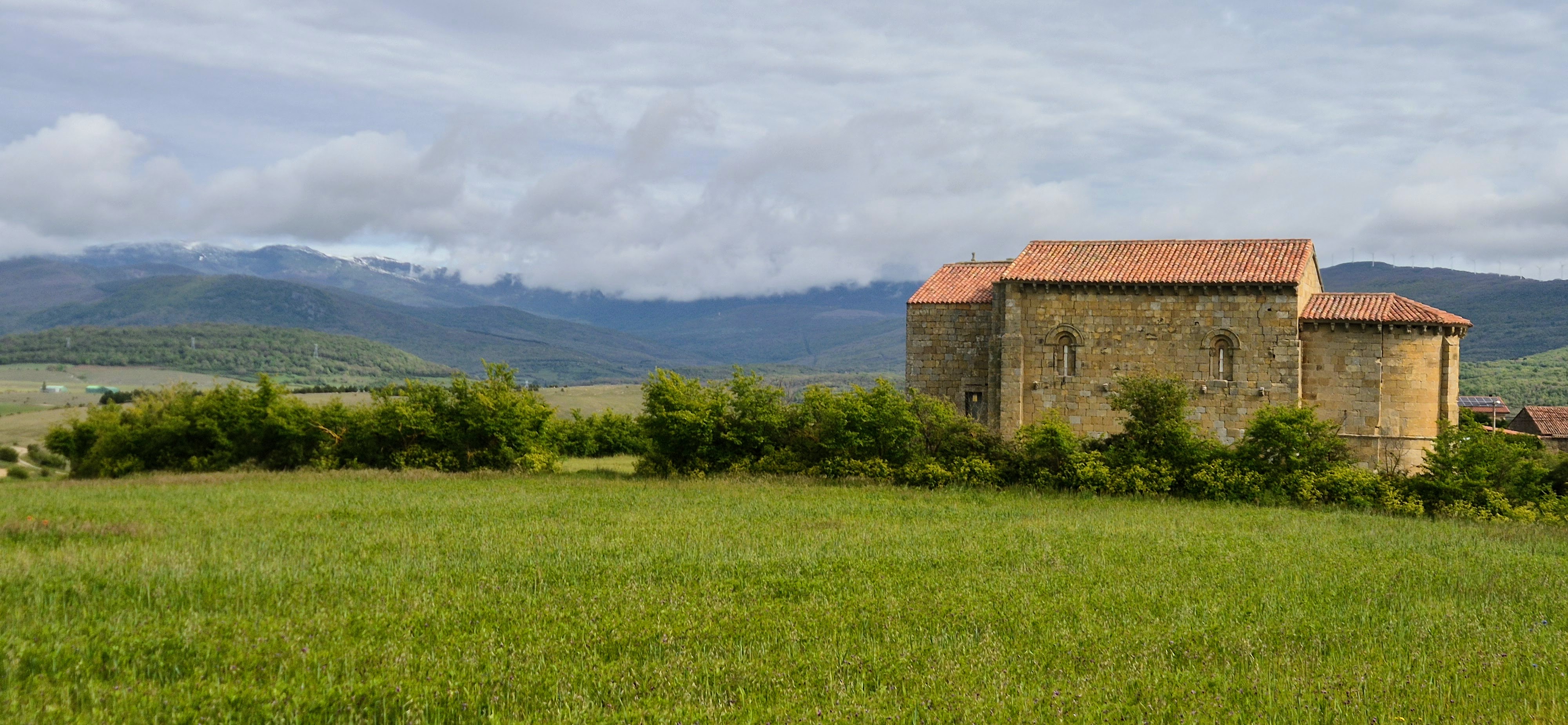 Iglesia de San Martín en Matalbaniega con ábside decorado