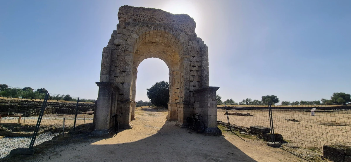 El Arco de Cáparra es un monumento romano único, hito clave en la Vía de la Plata.