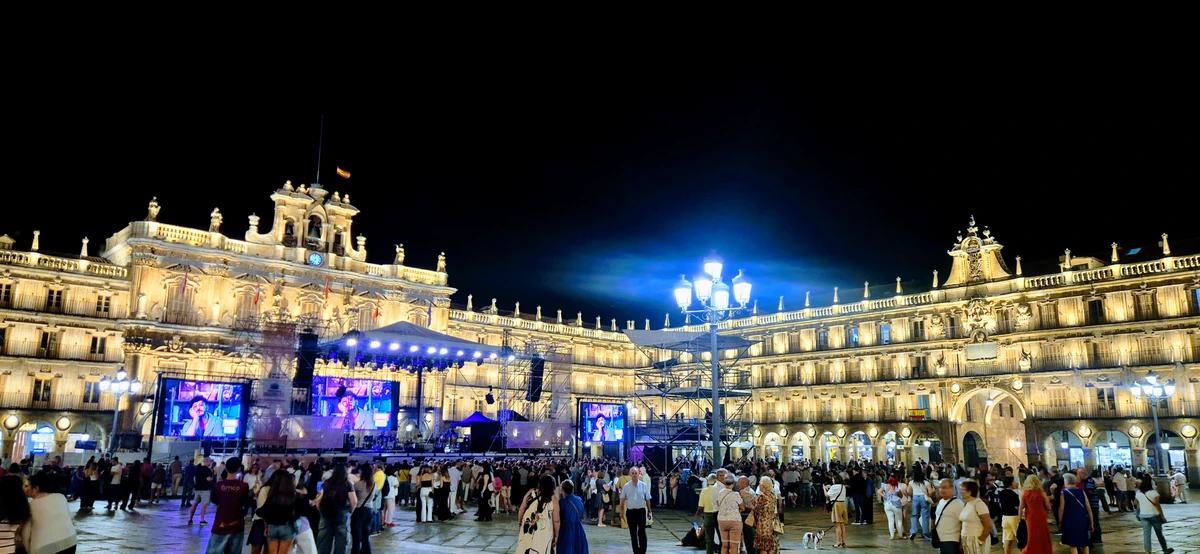 Salamanca, joya dorada de la Vía de la Plata, con su universidad y sus dos catedrales.