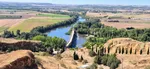 El río Duero abraza el imponente relieve de Toro, esculpiendo fértiles vegas y los viñedos que dan vida a sus célebres vinos.