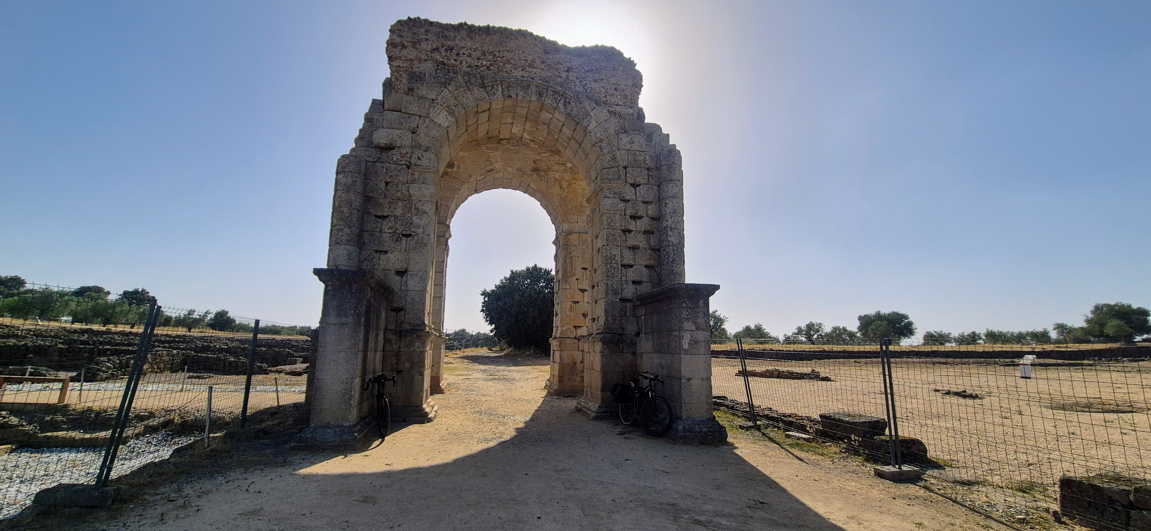 Arco Romano de Cáparra